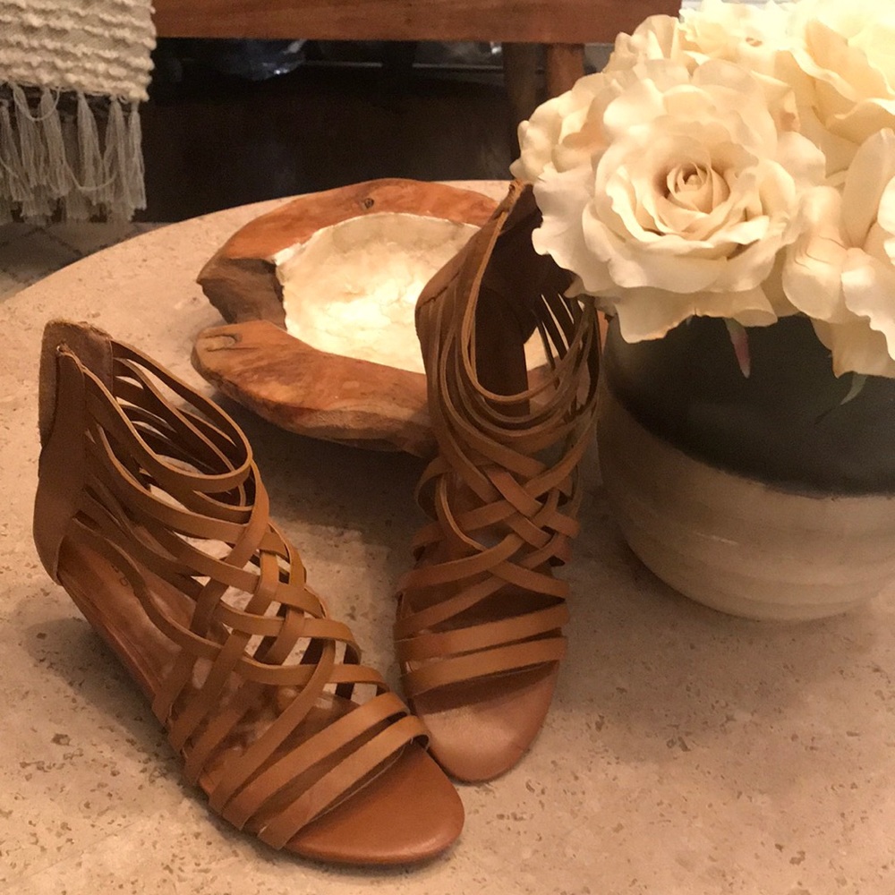 Hinge wedge leather sandals